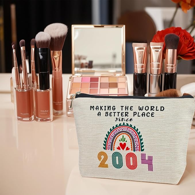22nd Birthday Gifts for Girls Makeup Bags, 2004 Happy 22nd Birthday Decorations for Teen Girls, 22 Year Old Girl Birthday Gifts for Daughter, Sister, Granddaughter, Cosmetic Travel Pouch, Christmas